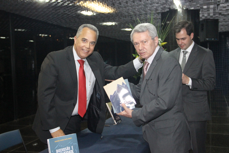 Conselheiros Gilberto Diniz e José Alves Viana; ao fundo o Procurador-Geral do MPC, Daniel de Carvalho Guimarães